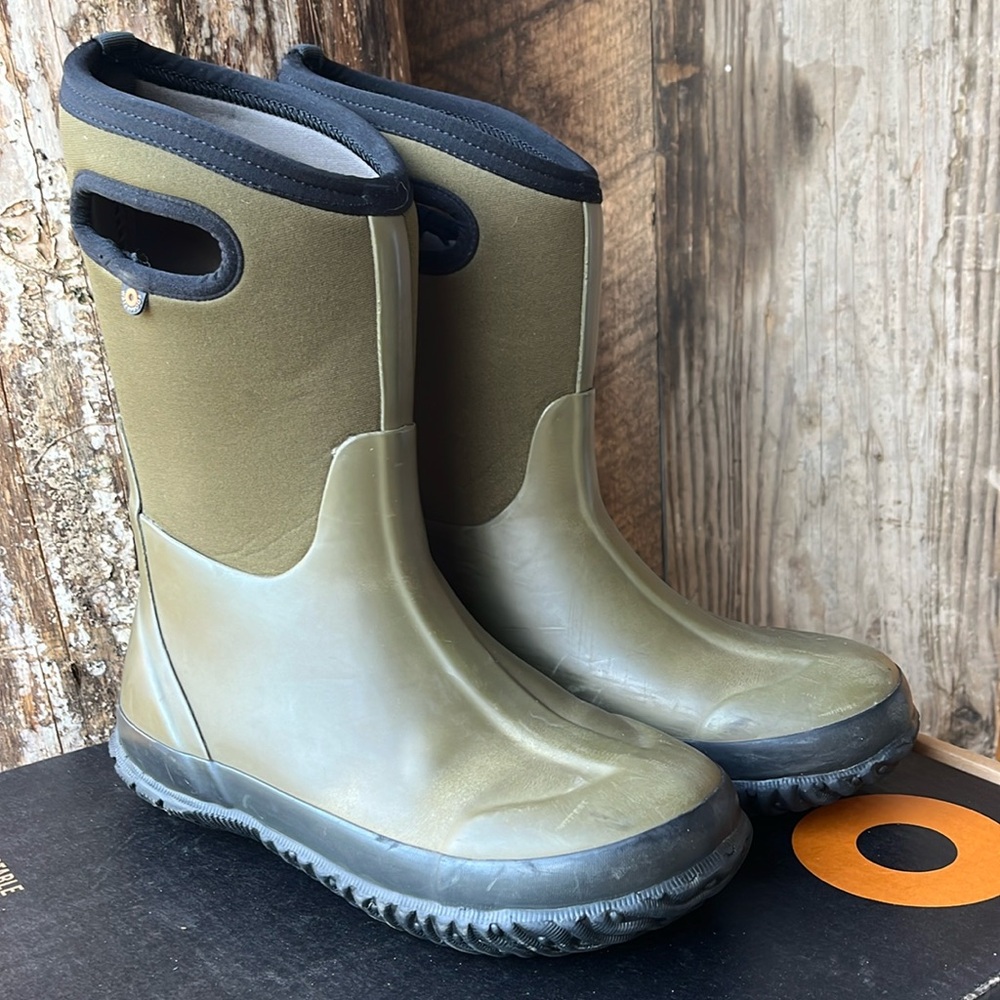 Kids Classic Bogs Winter Boots, Size 6, Khaki green